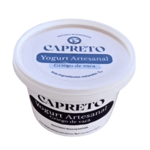 Yogurt artesanal griego de vaca Capreto elaborado con leche fresca de pastoreo regenerativo sin endulzantes ni aditivos