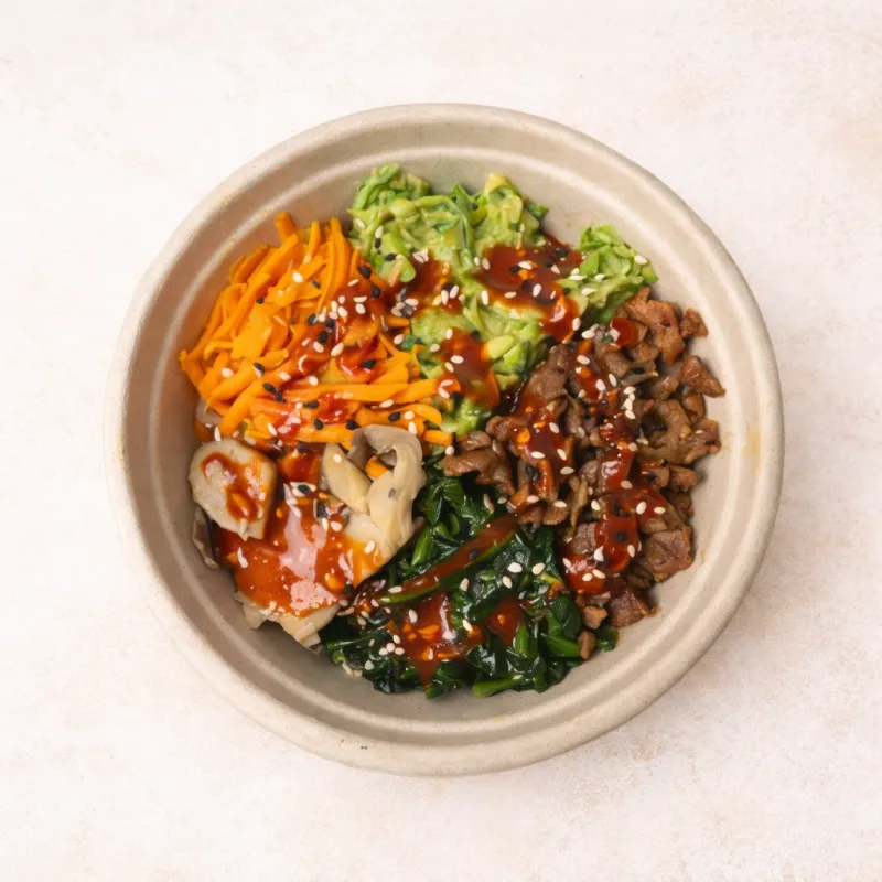 Bibimbap bowl coreano con arroz, vegetales salteados y salsa gochujang picante – Ana Ro Foods La Comuna Guadalajara