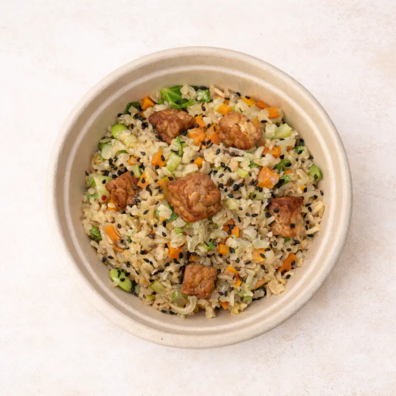 Yakimeshi bowl japonés con tempeh dorado, edamames, coles de Bruselas y notas de jengibre – Ana Ro Foods La Comuna